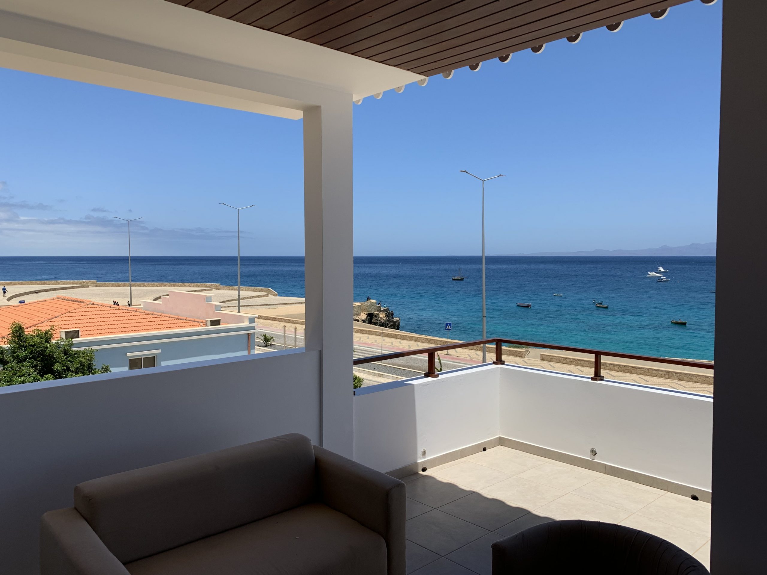 vue sur mer de la terrasse de la suite césaria de l'hôtel casa evora maio cap-vert