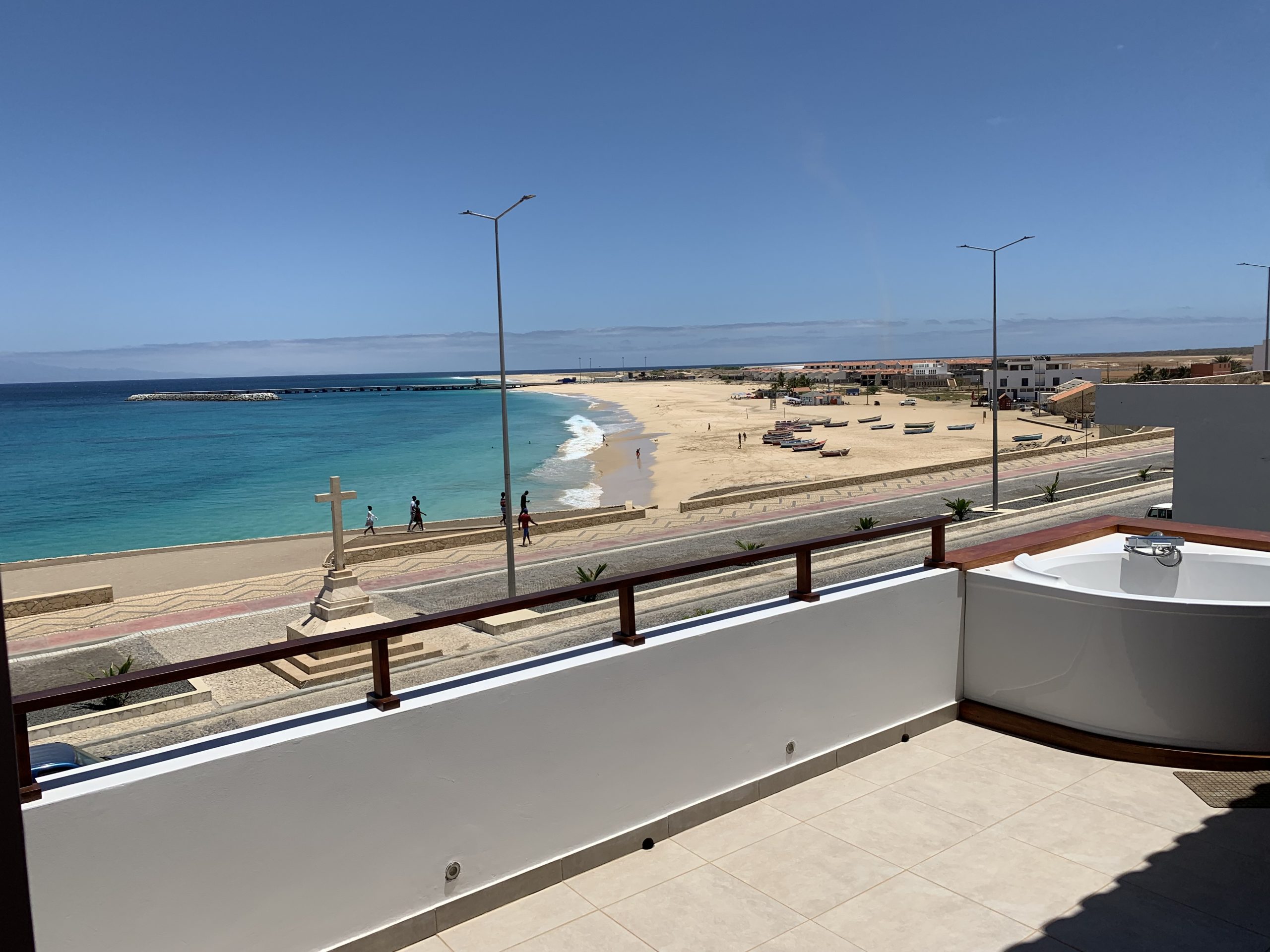 vue sur la mer et la plage devant la casa evora, terrasse de la suite Césaria